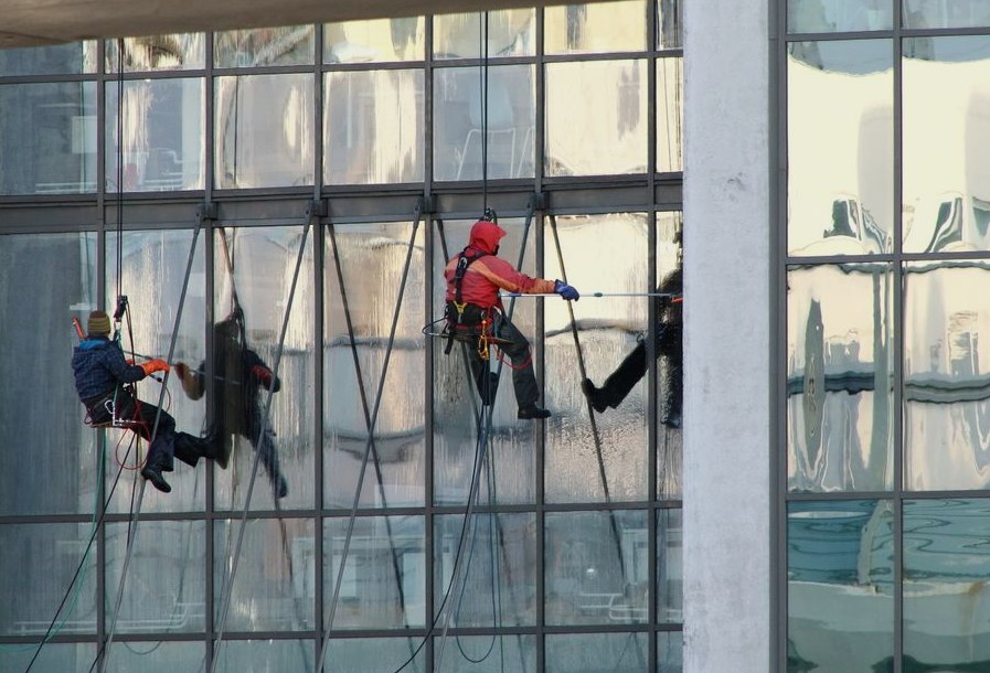 Commercial Window Cleaning Hiring Guide in Gillette